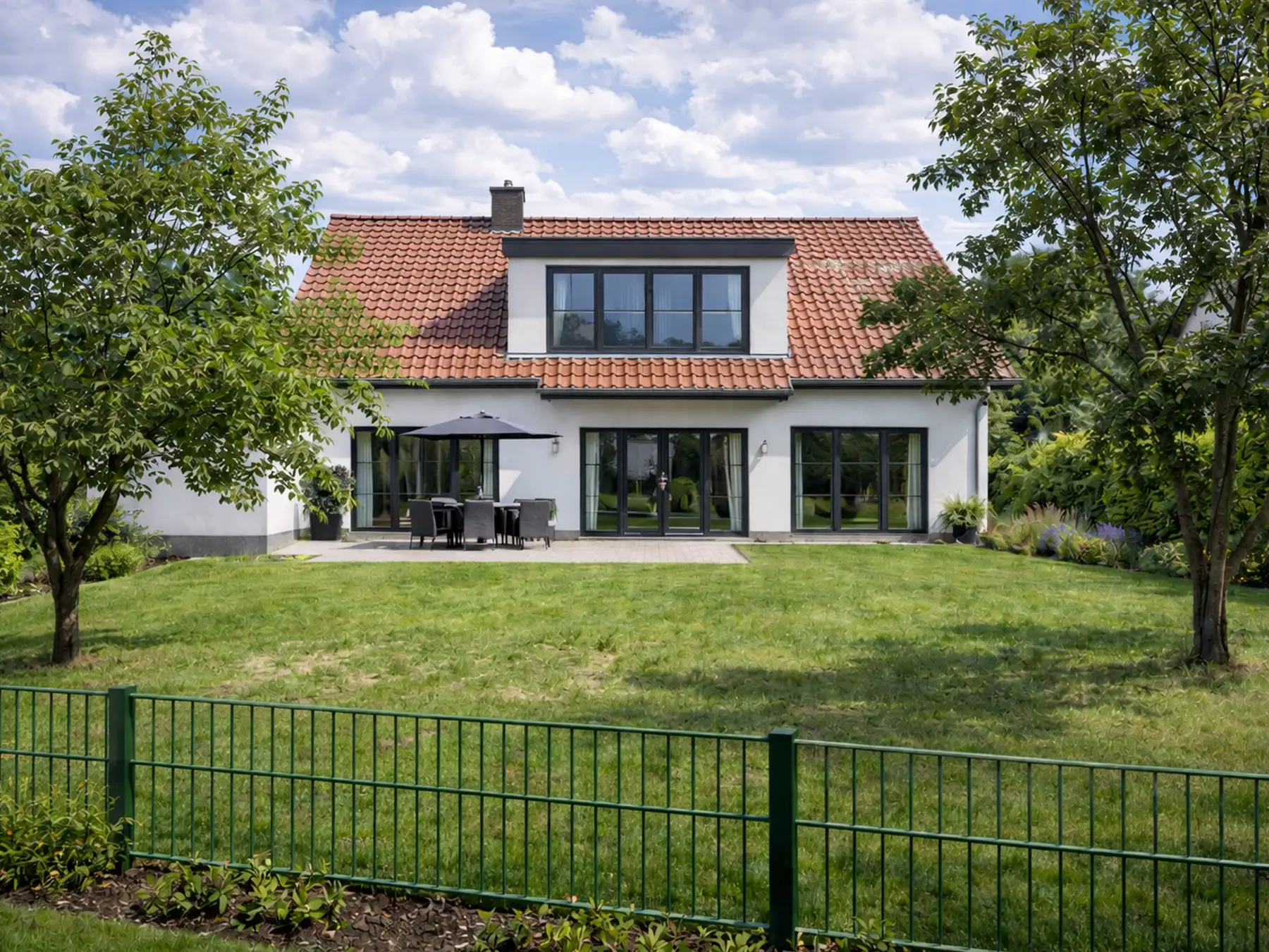 Einfamilienhaus mit Einliegerwohnung in Oberursel — Titelbild