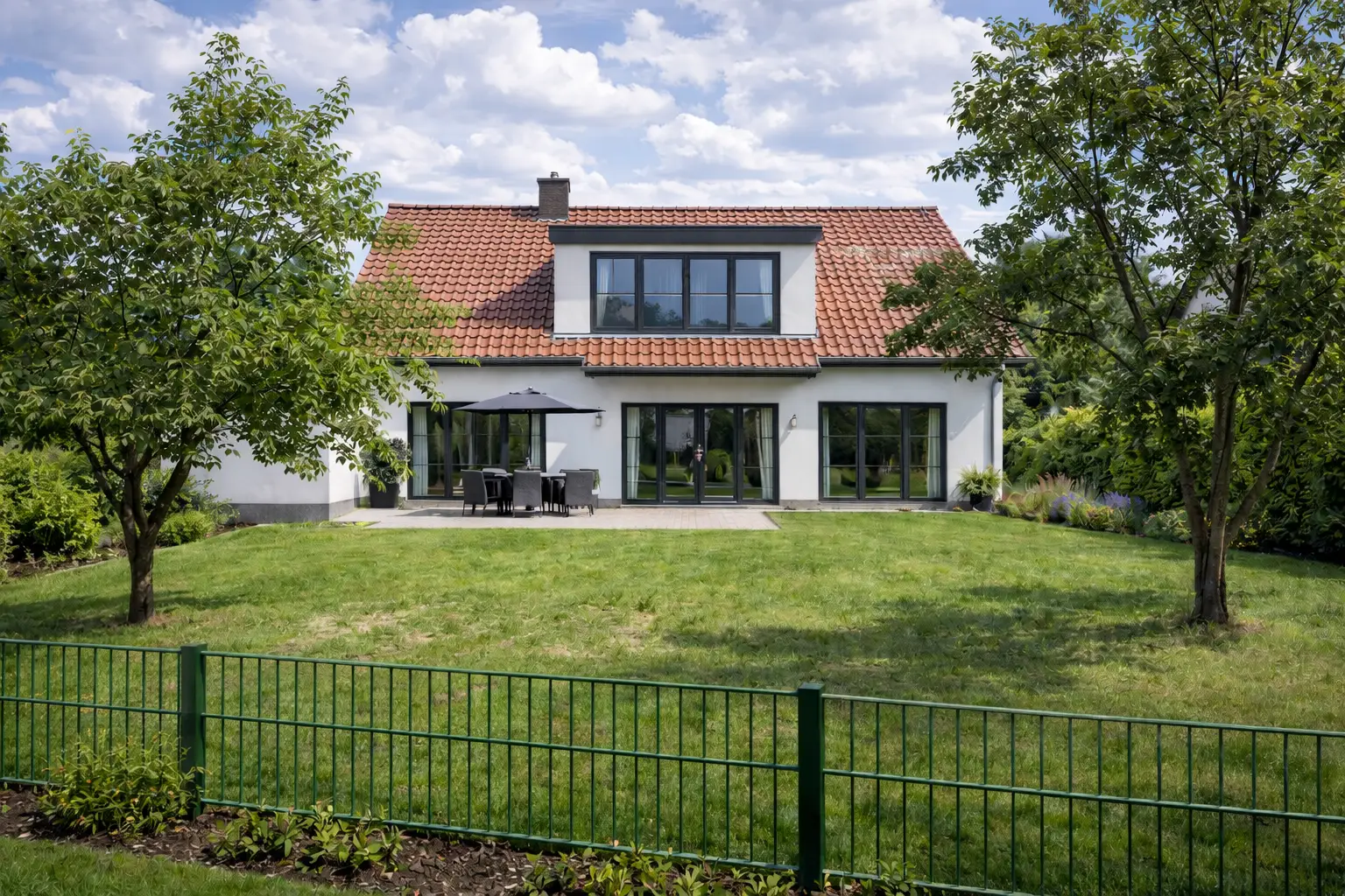 Einfamilienhaus mit Einliegerwohnung in Oberursel — Ansicht